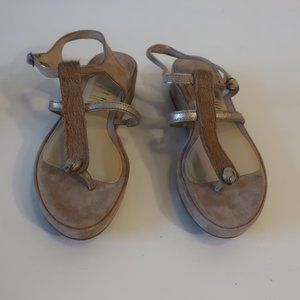 NWOB Womens Klik Panzi Taupe Gold Pony Hair Suede Platform Thong Sandals 6 *